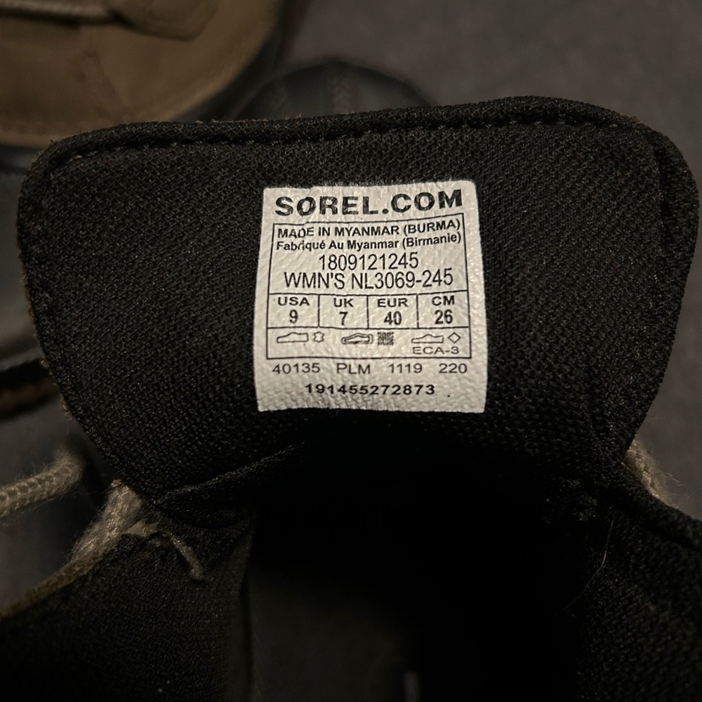 NWT Sorel Women's Out and About Plus Ankle Boots (9) - Picture 2 of 6